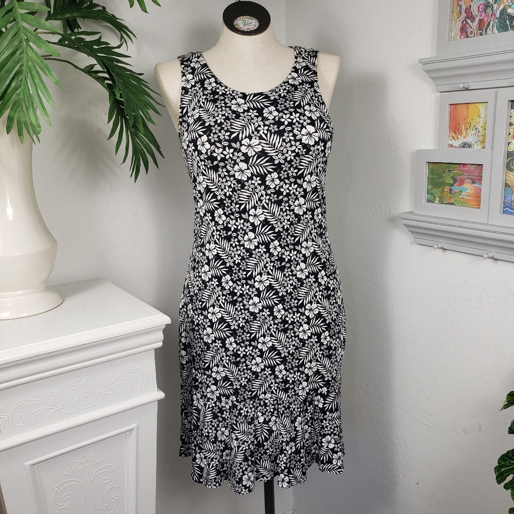 Tommy Bahama Black & White Floral w/ Ruffle Hem Coastal Feminine Medium